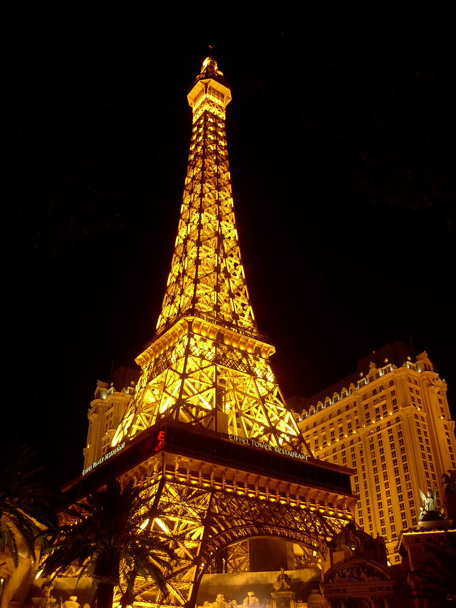 Der Eifelturm vor dem Hotel Paris