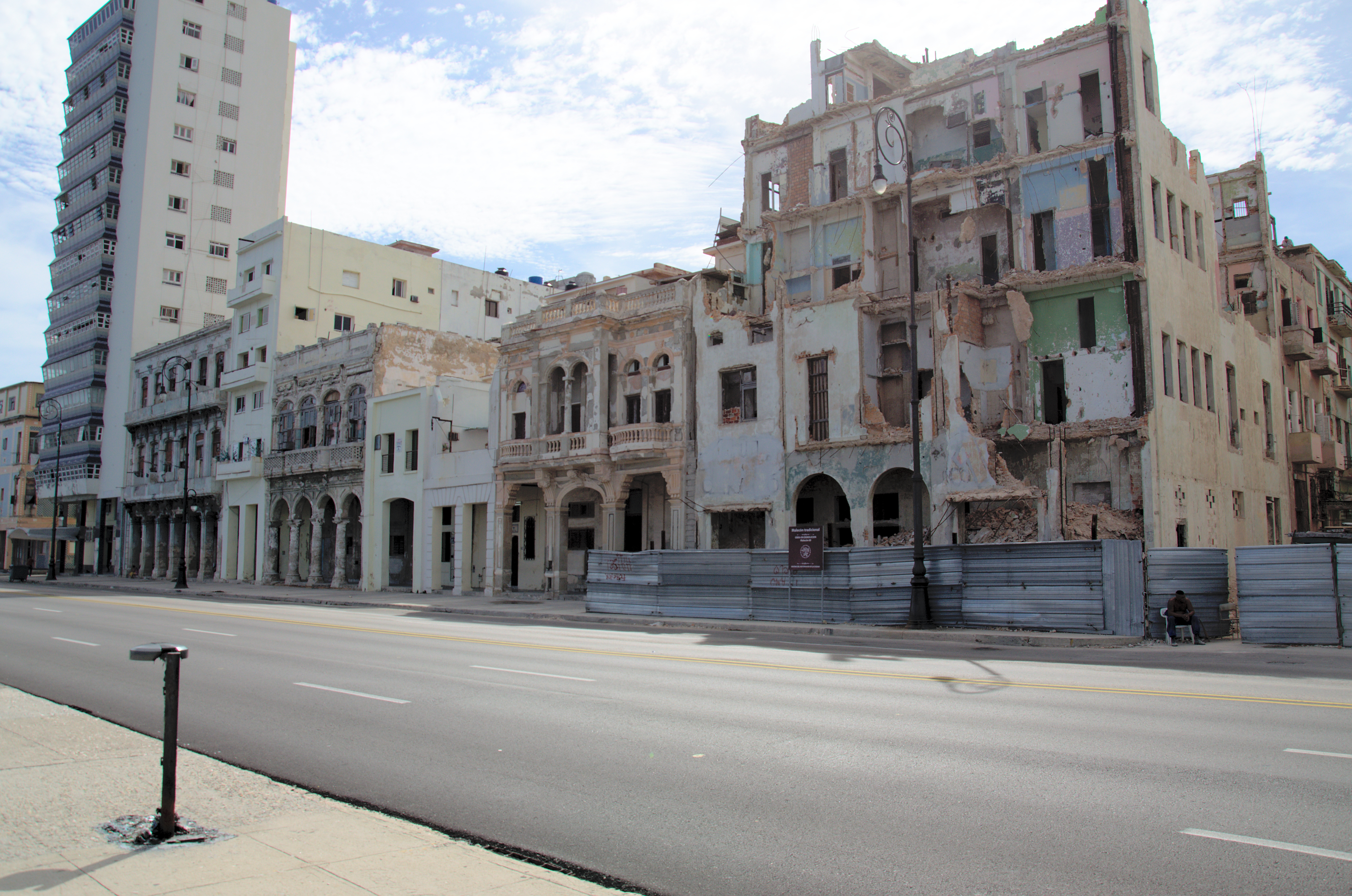 Ueberall in Havana findet man verfallene alte Kolonialvillen, wie diese am Malecon