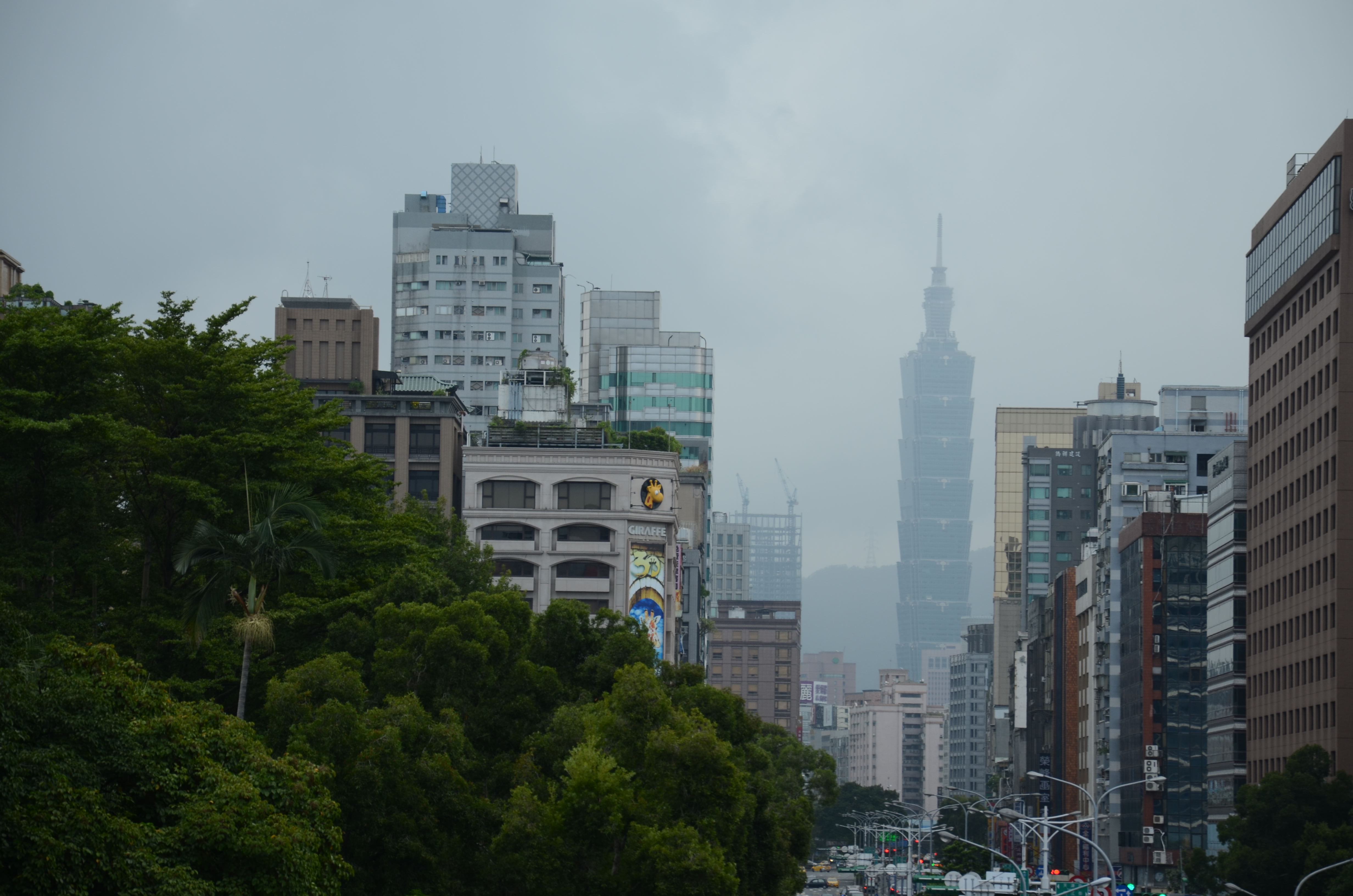 Eine Strassenschlucht in Taipei. Im Hintergrund der Taipei 101.