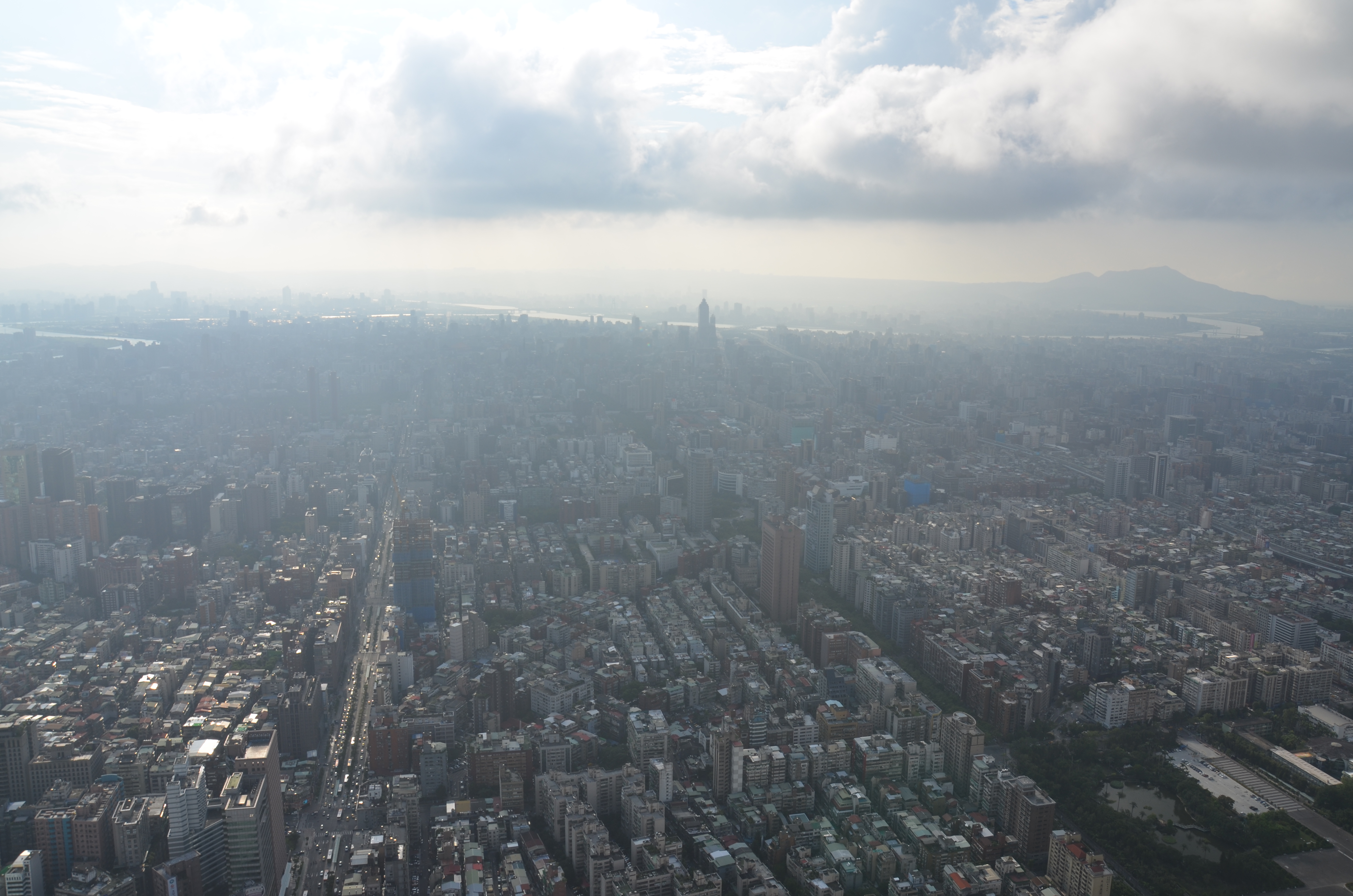 Der Blick nach Westen von der Aussichtsplattform des Taipei 101.