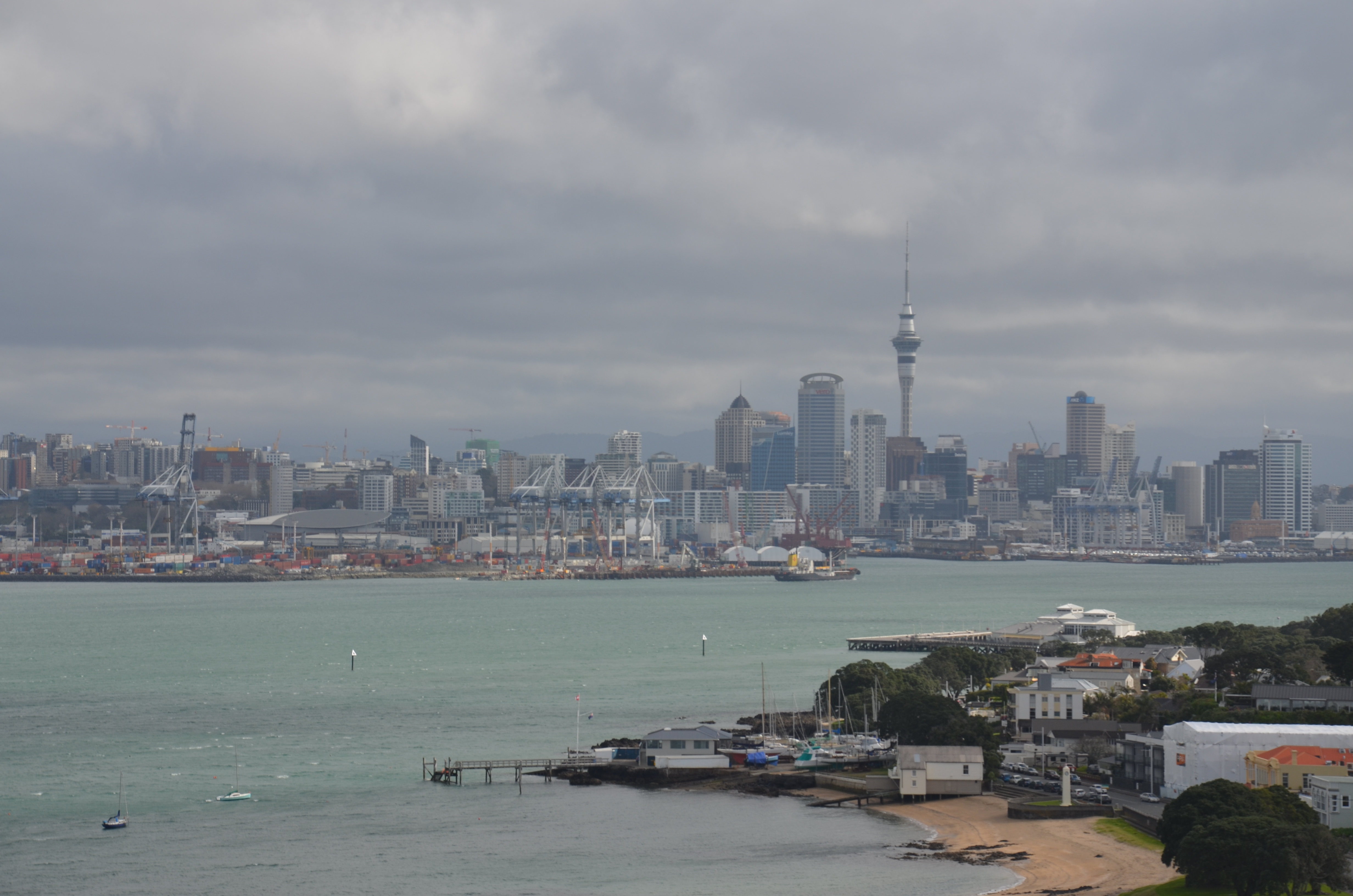 Downtown Auckland, von Devonport aus aufgenommen.