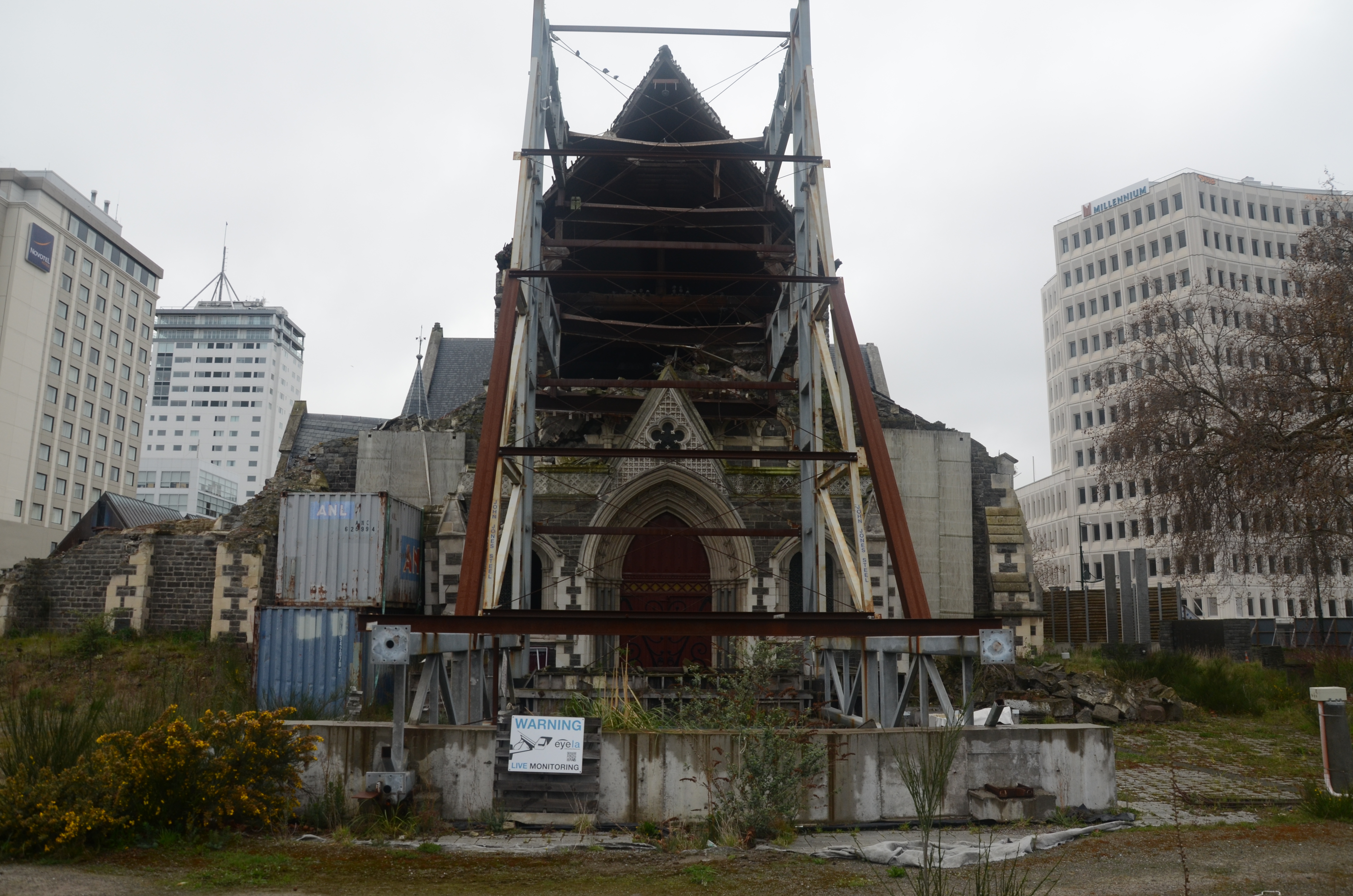 Die Front der Kathedrale ist komplett zerstoert, die Reste des Turms wurden bereits abgerissen.