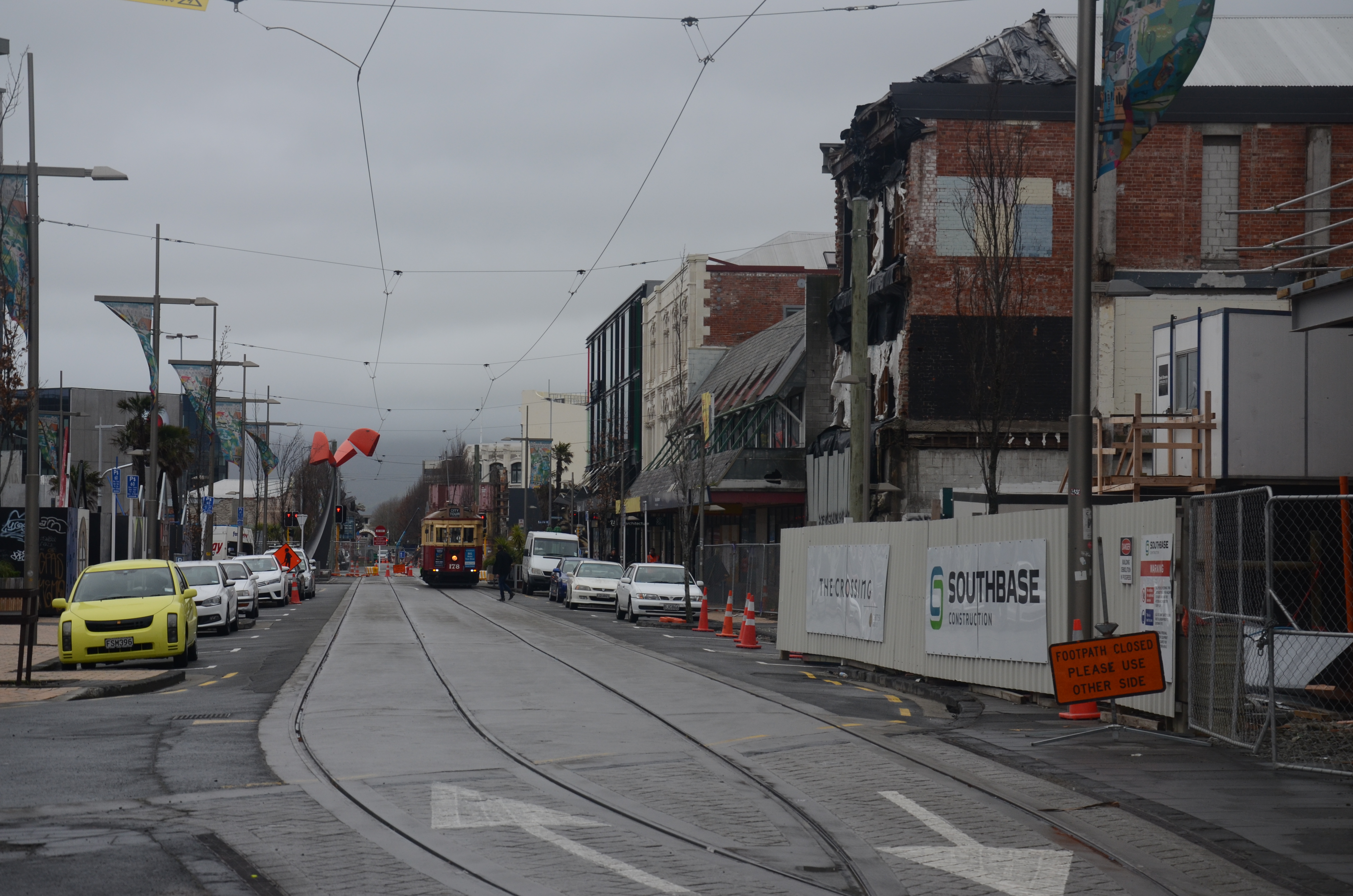 Die Folgen der Erdbebens in der Innenstadt von Christchurch. Ueberall wird mit Hochdruck gebaut, trotzdem sieht man zerstoerte, alte und neue Gebaeude nebeneinander.